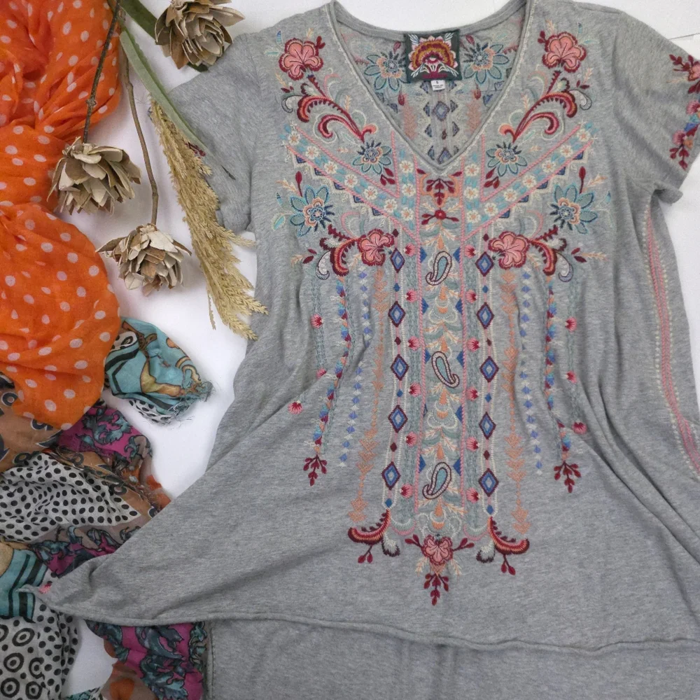 Johnny Was Embroidered V-Neck Gray Women's Tunic Top with Multicolor Floral Sz S - Picture 2 of 10